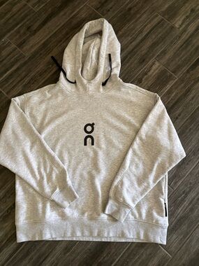 On Running- Women’s Club Hoodie- Crater Grey